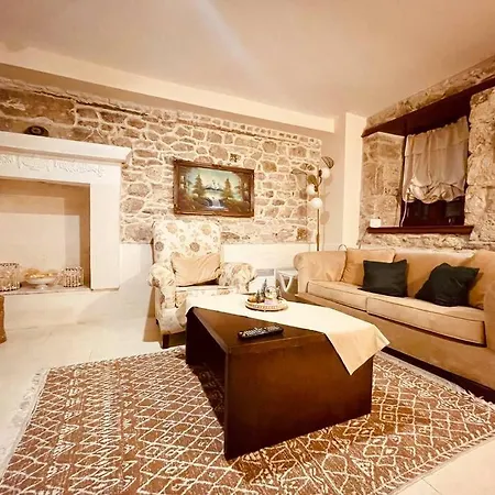 Time Traveler's House - Eski Villa